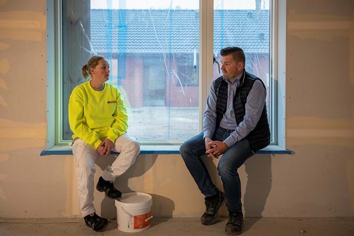 Der er 14 svende ansat i Malerfirmaet Hans Larsen ApS i Næstved, som også har været i lære på stedet. De ved, hvordan kulturen er i virksomheden. En af dem er malersvend Lærke Larsen, som sidder sammen med malermester Morten Larsen. Foto Søren Hytting.
