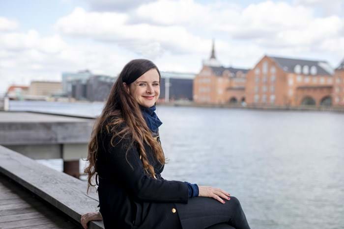 Rens ud i den følelsesmæssige forurening på arbejdspladsen og se resultater på bundlinjen, siger sociolog og forfatter Rikke Østergaard.