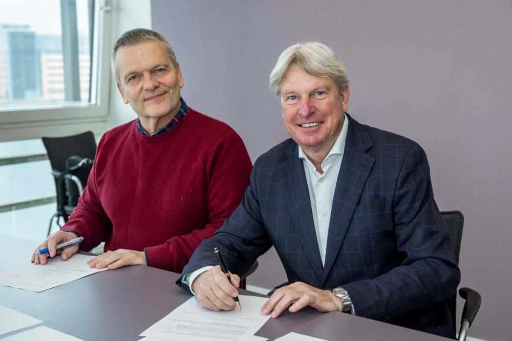 Så har Danske Malermestres formand Per Vangekjær og Malerforbundets formand Tonny Olsen skrevet under på en treårig overenskomst. Foto Søren Hytting.