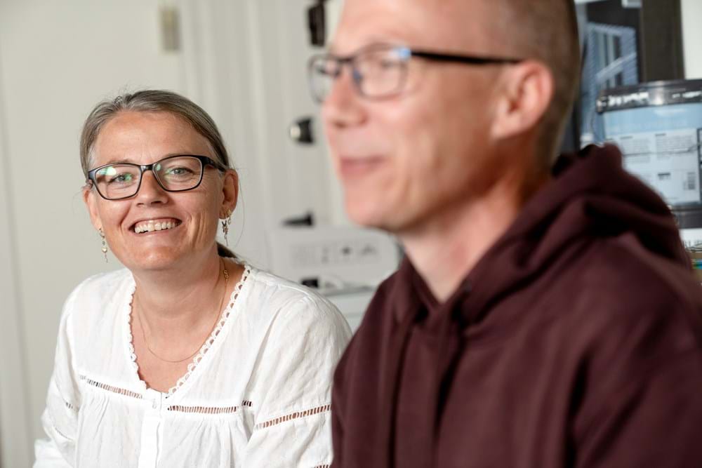 Camilla Lindholm Gelmers malermestre Marlene og Carsten Sørensen fra Marlenes Malerfirma ApS i Varde er stolte af deres lærling og følger hende på alle konkurrencer. Foto Brian Rasmussen