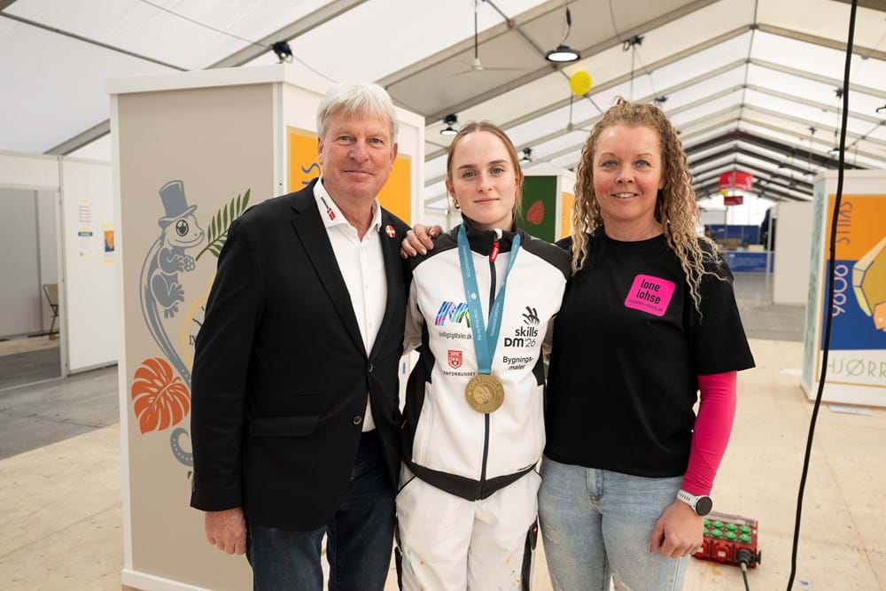 Vinder af DM i Skills Lærke Lauth Agerskov sammen med Danske Malermestres formand Per Vangekjær og malermester Lone Lohse. Fotograf Michael Bo Rasmussen, Baghuset Pressefotos